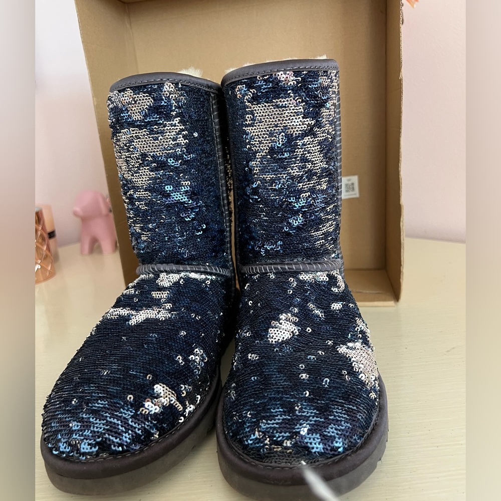 UGG size 7 classic short with blue/silver sequins with original wrapping - Picture 2 of 8
